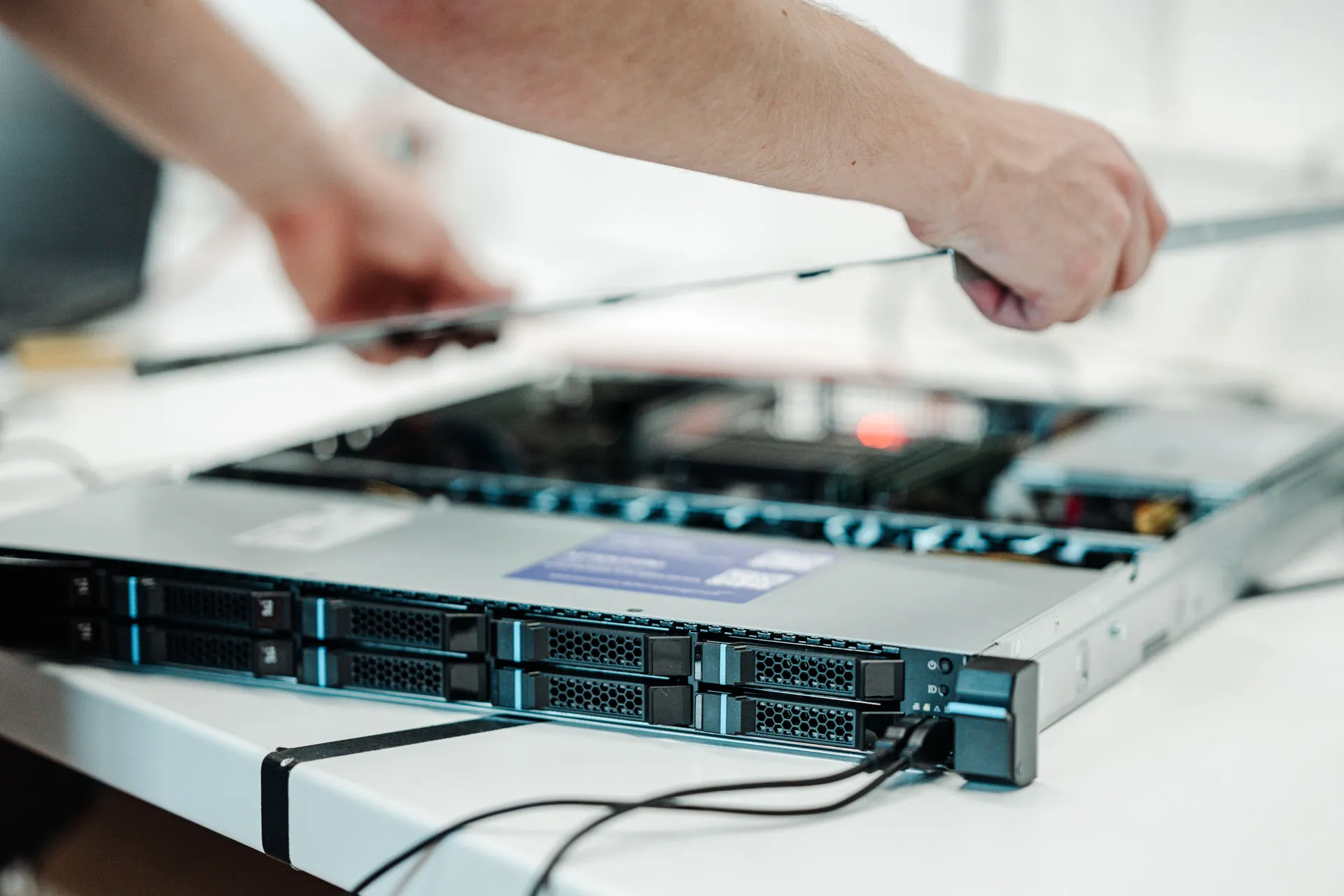 Techniker öffnet das Gehäuse eines Rack-Servers